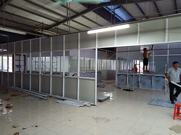 Vách Nhôm Kính Bị Rung Khi Đóng Cửa Lỗi Ở Kính, Nhôm Hay Cách Lắp Đặt? thi cong lap dat vach nhom kinh dep 7
