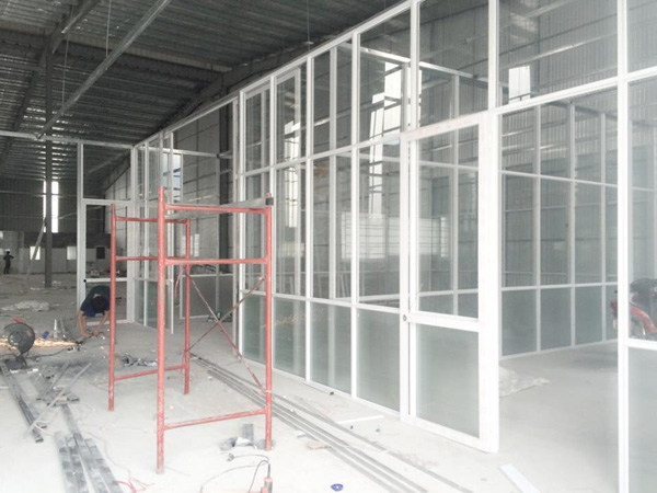 Vách Nhôm Kính Bị Rung Khi Đóng Cửa Lỗi Ở Kính, Nhôm Hay Cách Lắp Đặt? thi cong lap dat vach nhom kinh dep 8