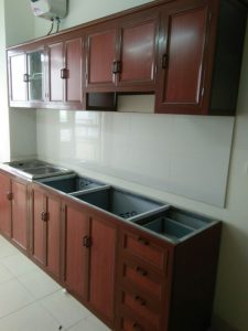 Mẫu tủ bếp nhôm kính màu vân gỗ
