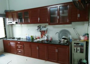 Mẫu tủ bếp nhôm kính màu vân gỗ