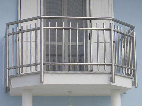 mau lan can inox dep moi nhat 16