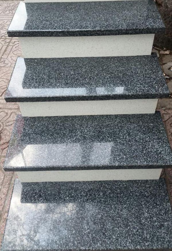 15 mẫu cầu thang ốp đá hoa cương Granite màu đen đẹp
