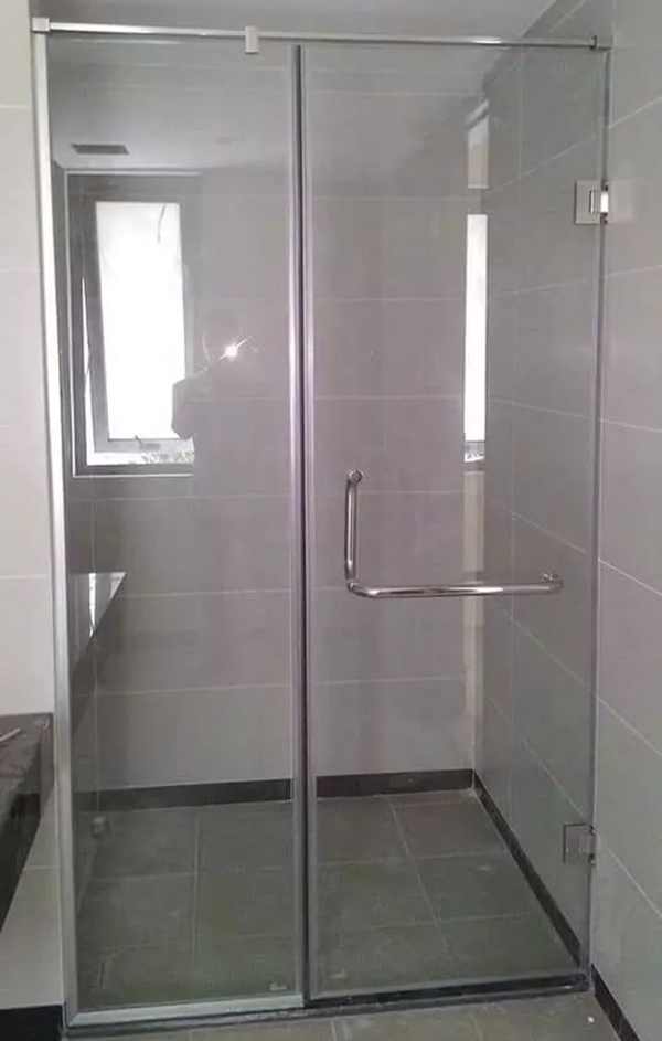 Vách Kính Tắm Có An Toàn Không? Bí Quyết Lựa Chọn Kính Chuẩn Nhà Máy phong tam kinh cuong luc dep 1