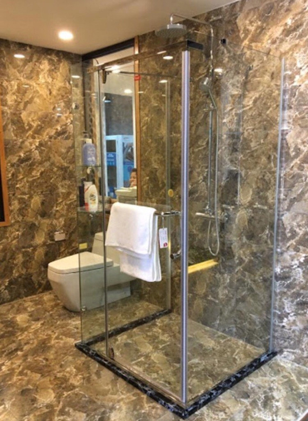 Vách Kính Tắm Có An Toàn Không? Bí Quyết Lựa Chọn Kính Chuẩn Nhà Máy phong tam kinh cuong luc dep 7