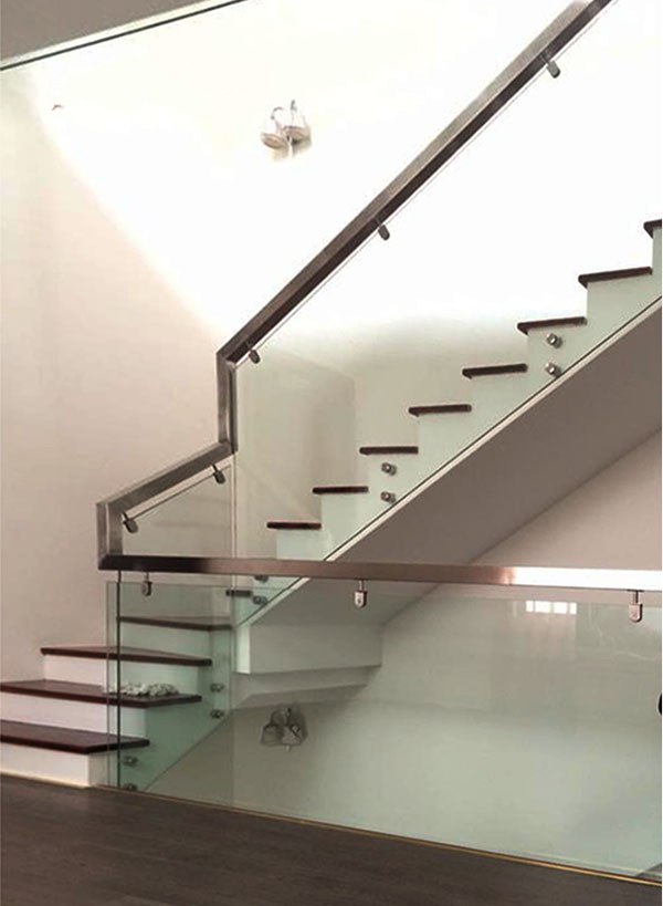 Cầu thang inox: Một cầu thang inox là sự kết hợp giữa sự cứng cáp và tinh tế. Bạn sẽ cảm nhận được sự chắc chắn khi bước lên cầu thang inox được thiết kế tỉ mỉ và hài hòa.