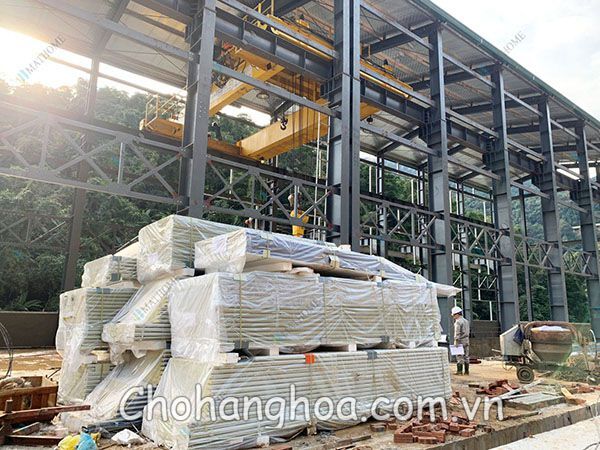 nha thep tien che 28