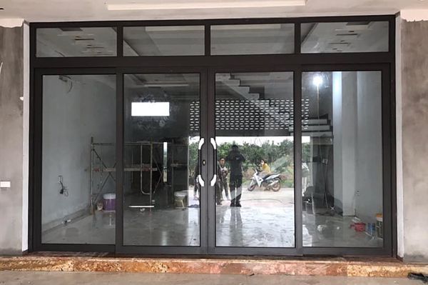 cua nhom truot quay 1