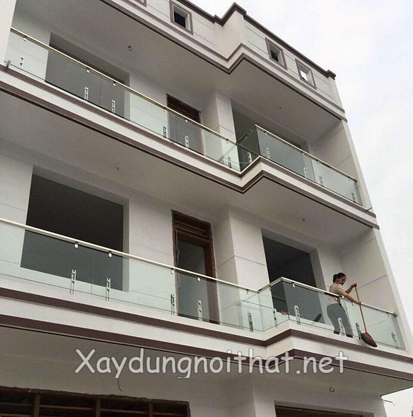 Nên Chọn Lan Can Kính Ban Công Trụ Ngắn Hay Trụ Cao Để Tối Ưu Thẩm Mỹ? lan can kinh 24